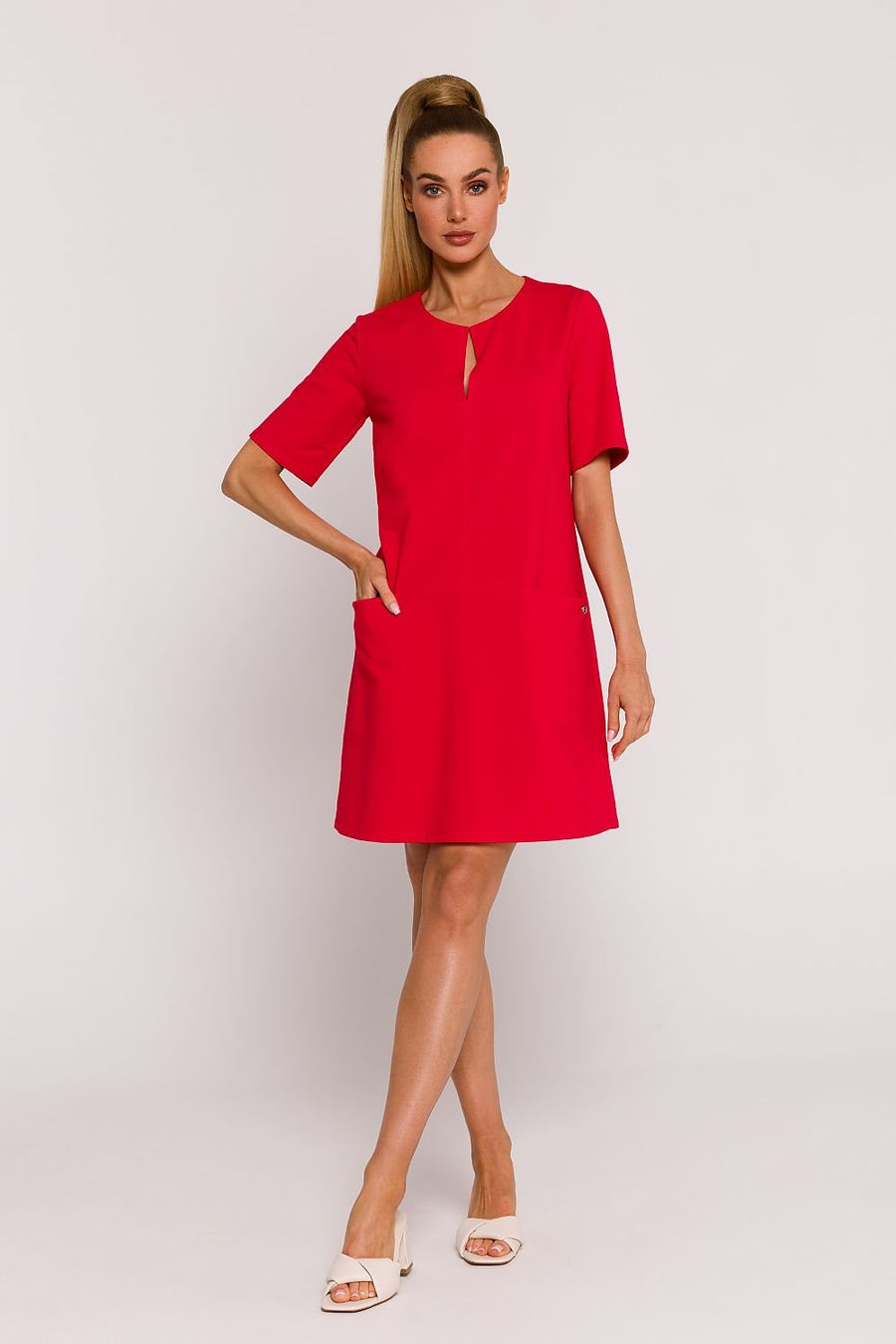 Feminines Alltagskleid in A-Linie mit Cut-out-Ausschnitt