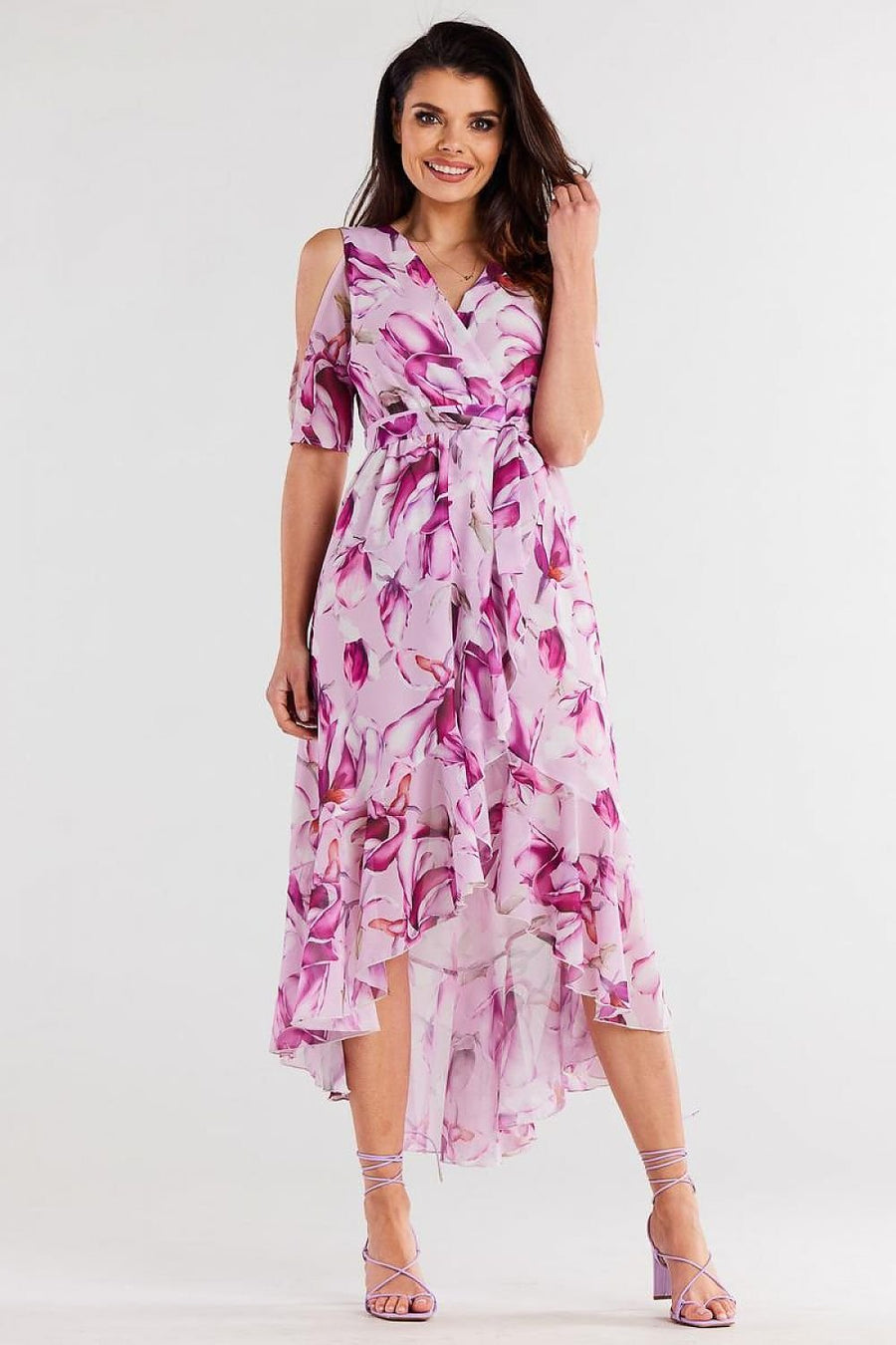 Romantisches Sommerkleid mit asymmetrischem Blumenmuster