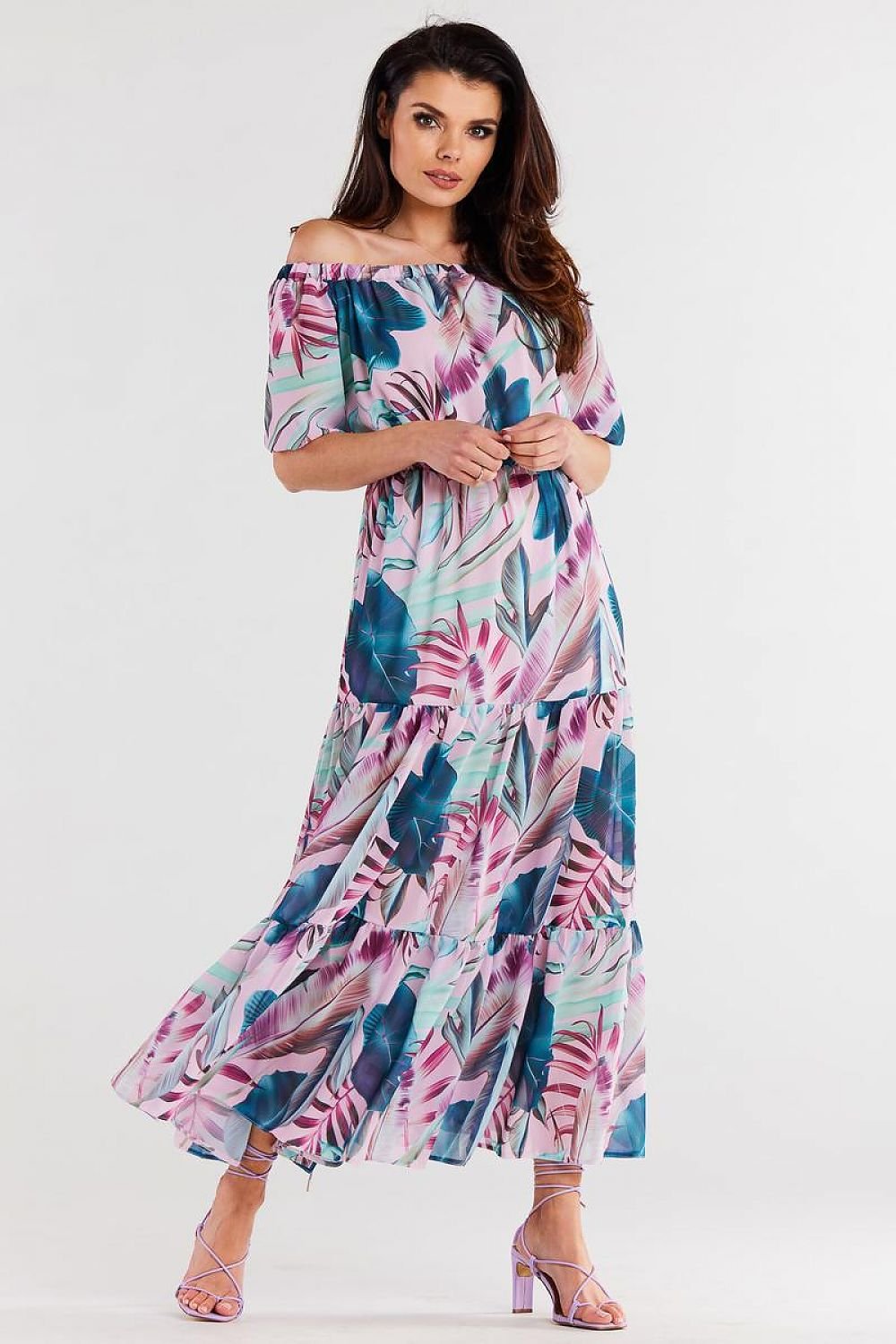 Kreatives Sommerkleid mit buntem Muster