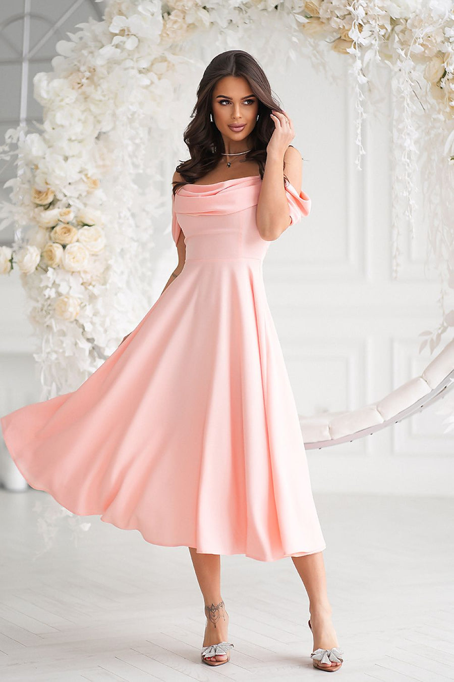 Feminines elegantes Abendkleid mit fallenden Ärmeln