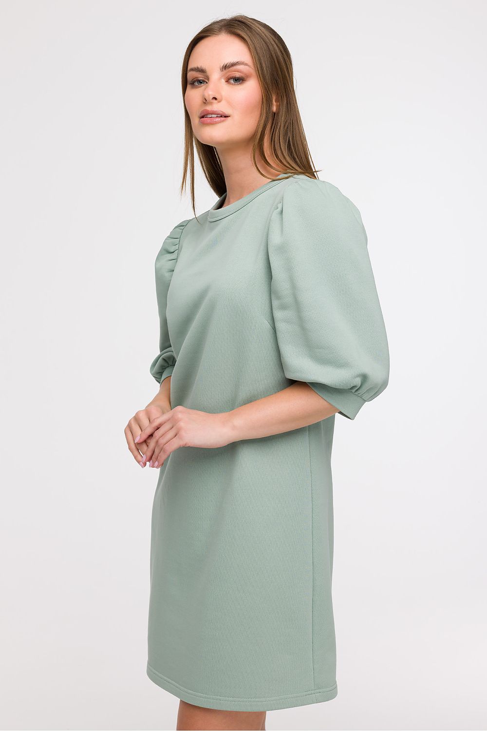 Romantisches natürliches Sommerkleid mit gerafften Ärmeln