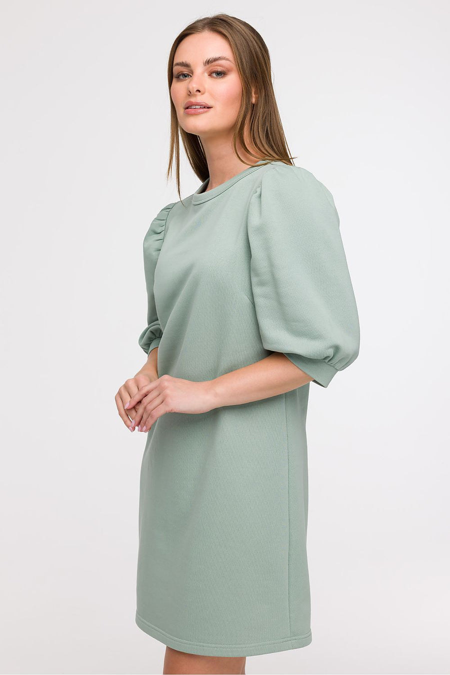 Romantisches natürliches Sommerkleid mit gerafften Ärmeln