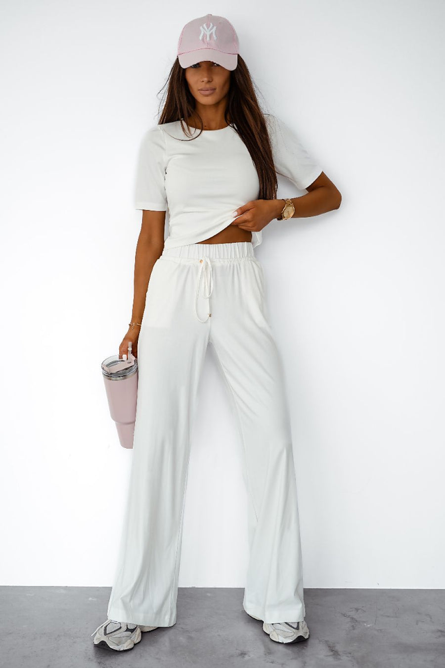 Zweiteiliges Freizeitset mit Kurzarmshirt und weiter Hose