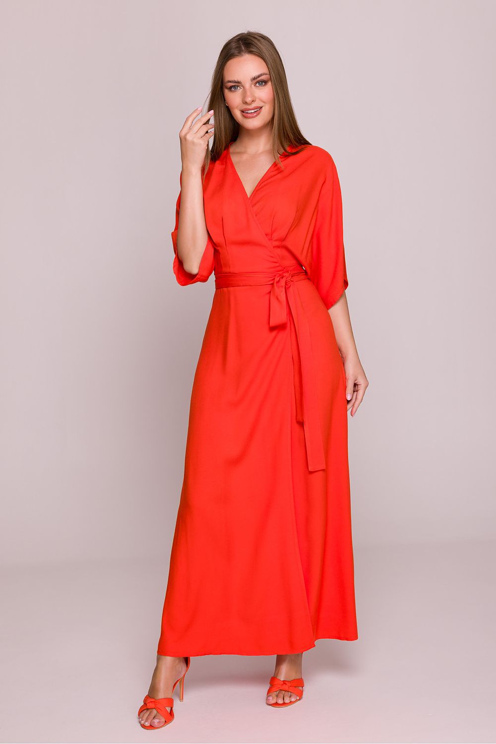 Natürliches Sommerkleid mit Taillenschnürung