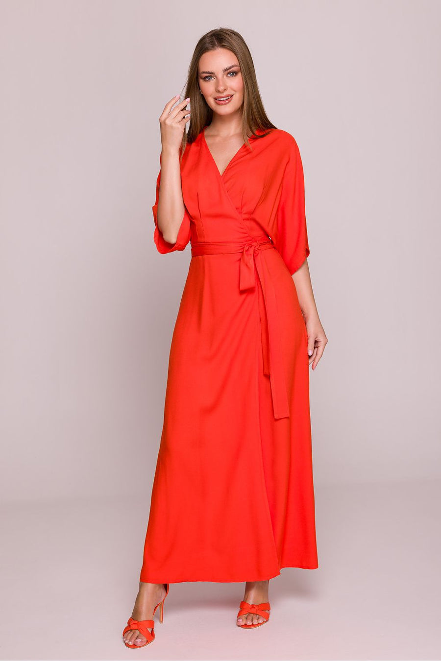 Natürliches Sommerkleid mit Taillenschnürung