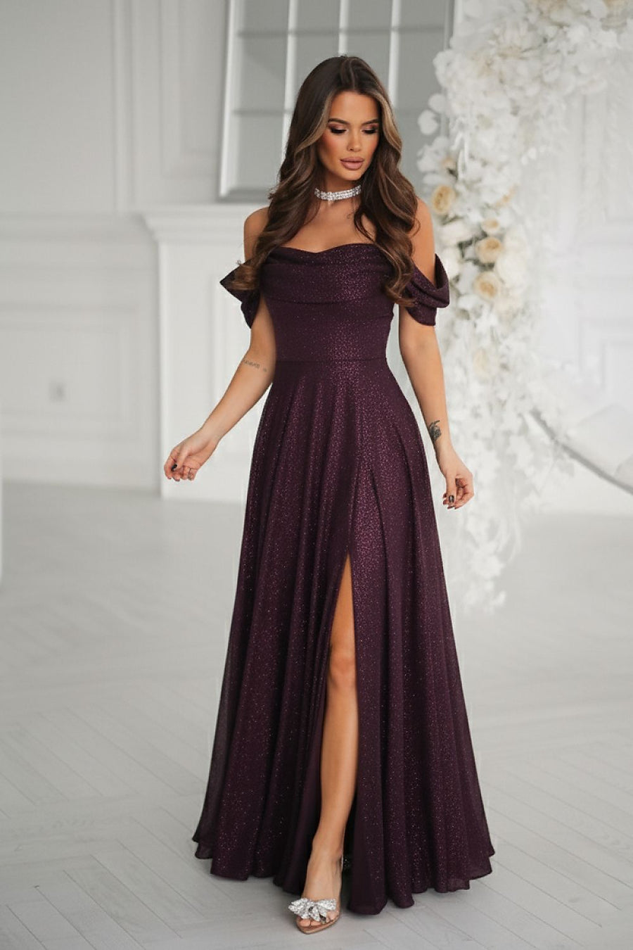 Schulterfreies Abendkleid mit Beinschlitz