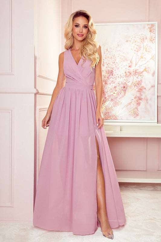 Elegantes feminines Abendkleid aus Spitze mit Schlitz