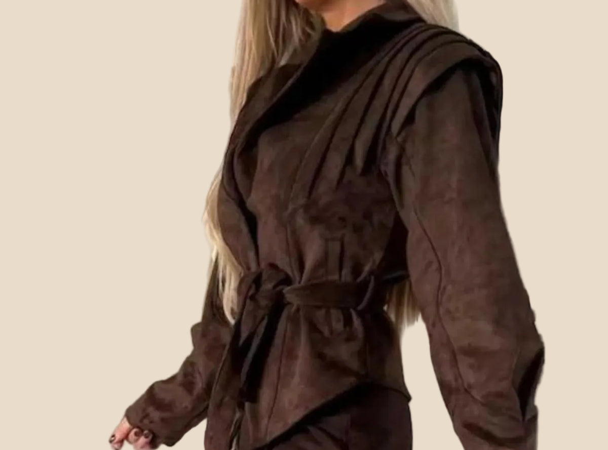 Damen Blazer mit Bindegürtel und langen Ärmeln in seitlicher Ansicht