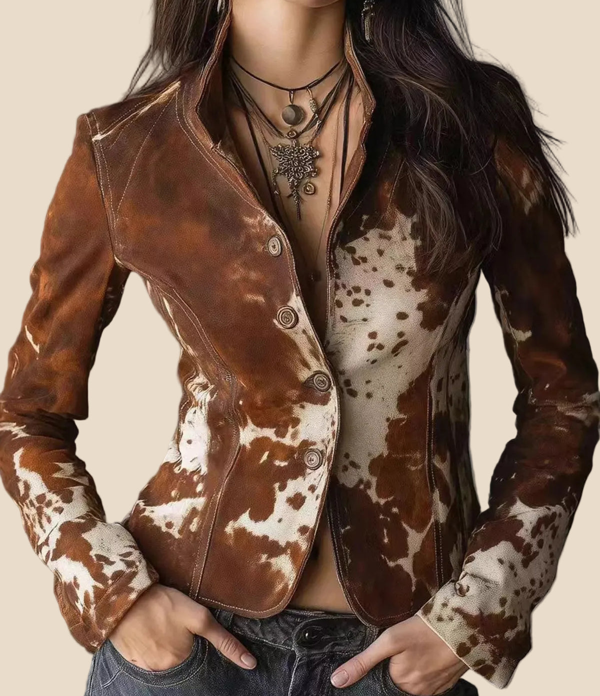 Damen Blazer mit Kuhmuster und Knopfverschluss in naher Vorderansicht