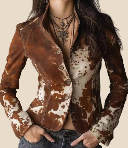 Damen Blazer mit Kuhmuster und Knopfverschluss in naher Vorderansicht