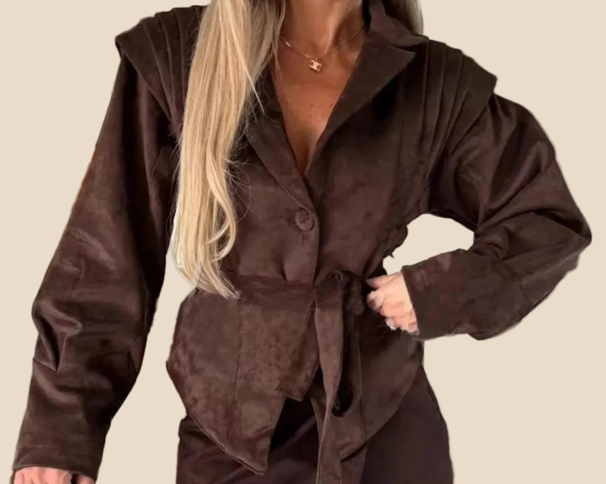 Nahansicht des Damen Blazers mit Reverskragen, Knopfverschluss und Bindegürtel