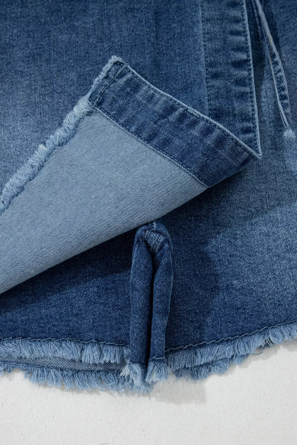 Detailansicht des Saums am kurzen Damen Hosenrock