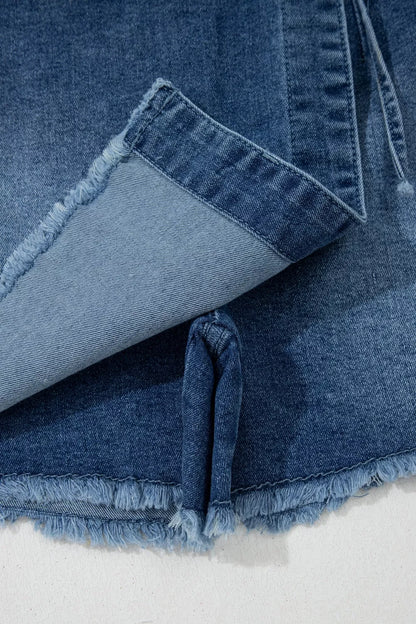 Detailansicht des Saums am kurzen Damen Hosenrock