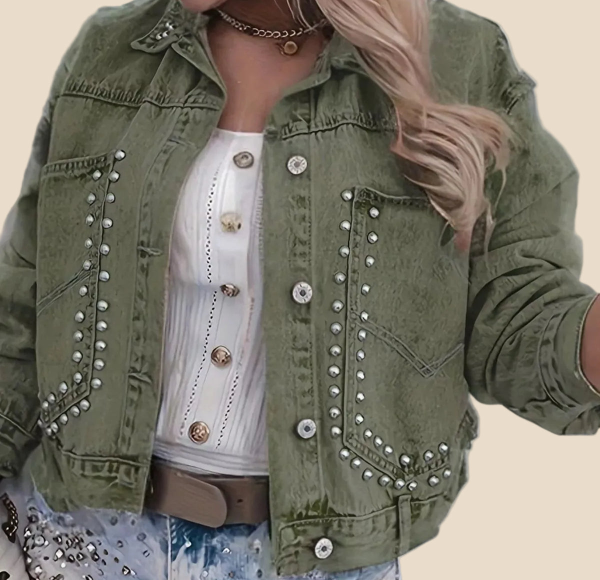 Damen Jacke mit sichtbaren Nieten und Knöpfen in Detailansicht