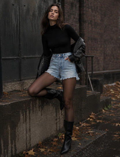 Damen Jeans Shorts mit Waschung und Fransensaum in kompletter Trageansicht