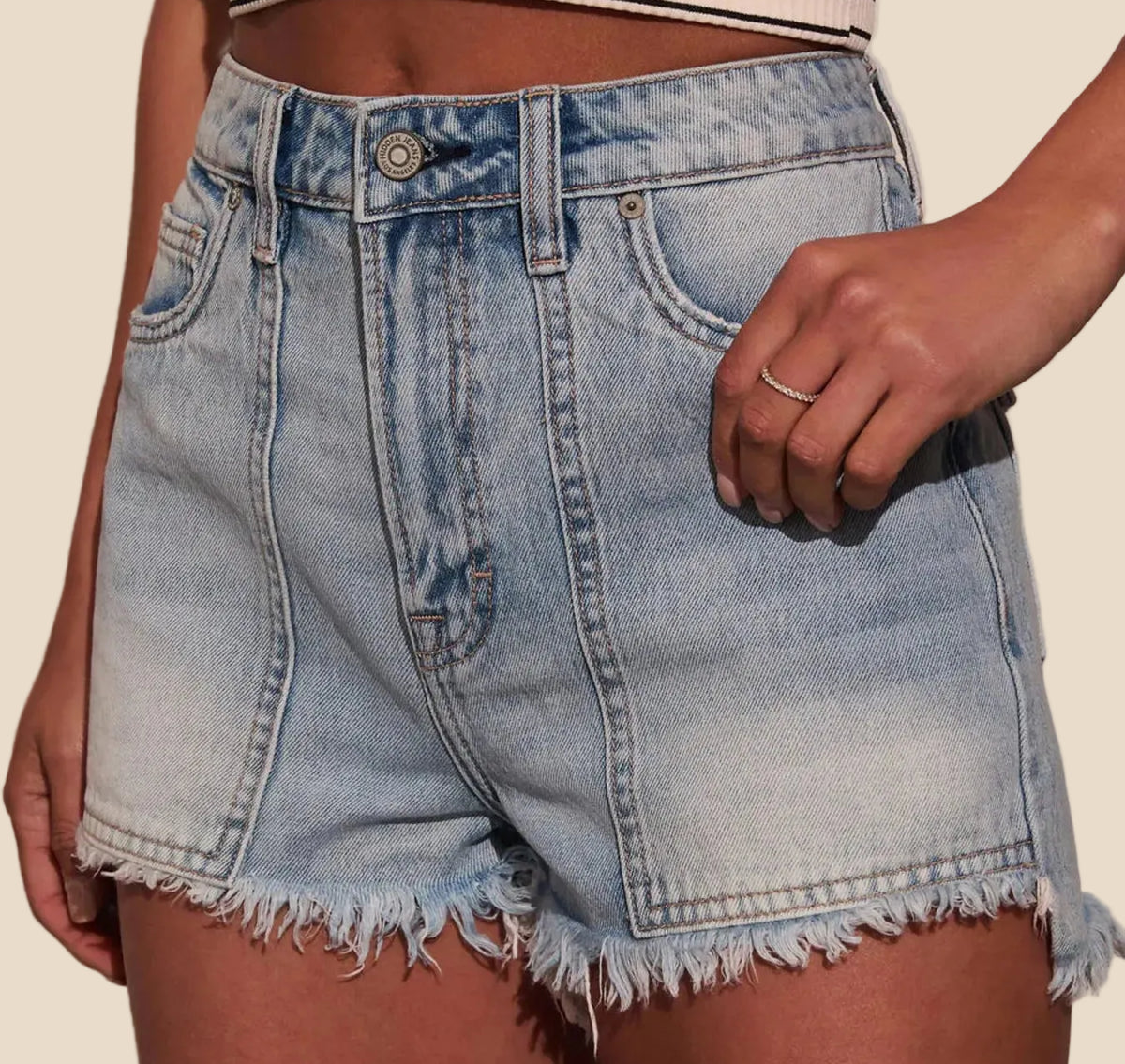 Damen Jeans Shorts mit Waschung, Taschen und offenem Fransensaum in Vorderansicht