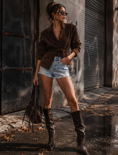 Damen Jeans Shorts mit offenem Fransensaum in Ganzkörperansicht