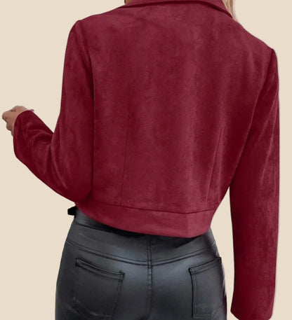 Kurze Damen Jacke mit langen Ärmeln in naher Rückansicht