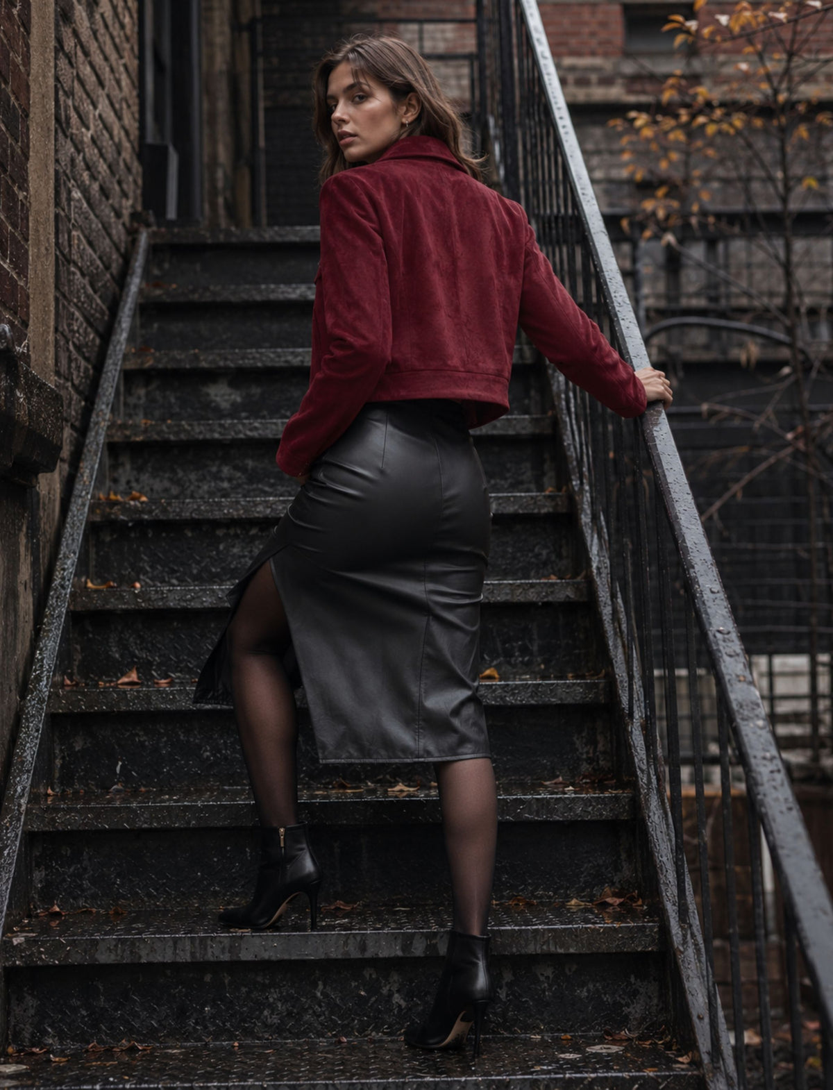 Kurze Damen Jacke mit langen Ärmeln in kompletter Rückansicht