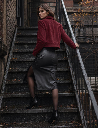 Kurze Damen Jacke mit langen Ärmeln in kompletter Rückansicht