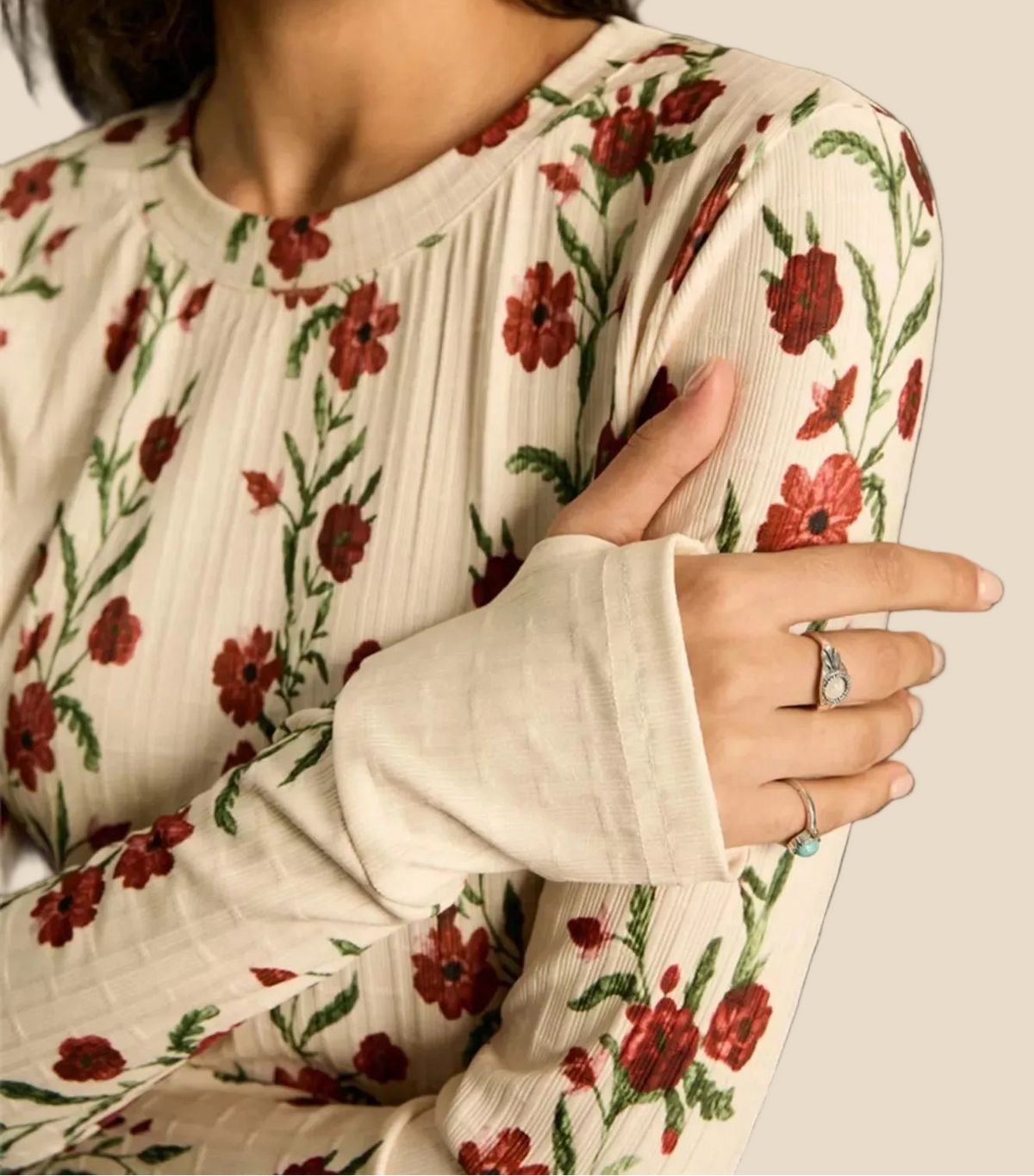 Detailansicht des Blumenmusters und langen Ärmels am Damen Langarmshirt