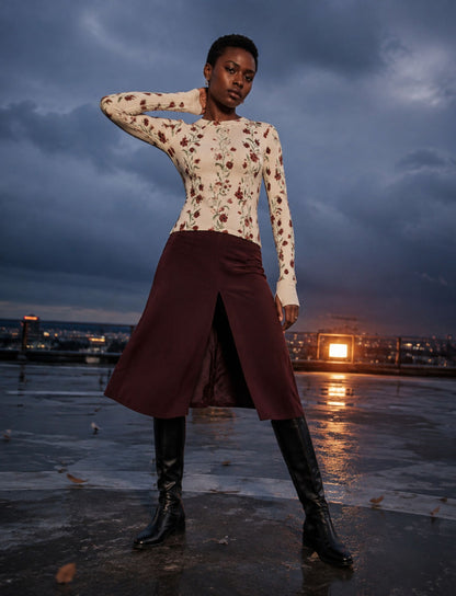 Damen Langarmshirt mit Blumenmuster und langen Ärmeln in Trageansicht