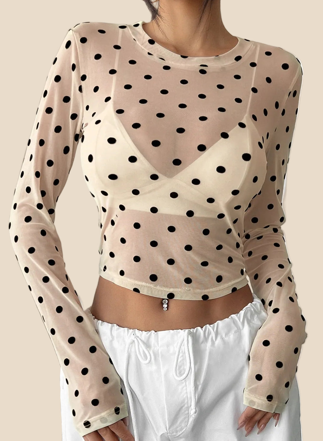 Damen Langarmshirt mit Punkten und langen Ärmeln in Vorderansicht