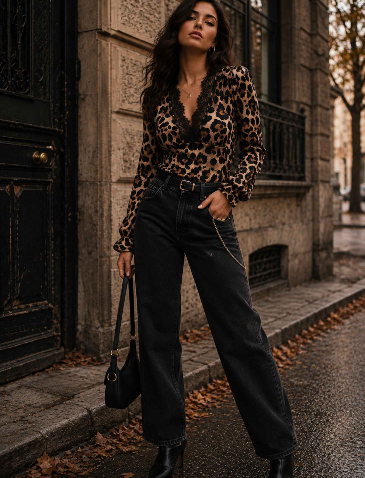 Damen Rebel Herbst Outfit mit Leoparden Bluse mit schwarzer Spitze, schwarzer Wide Leg Jeans und schwarzen Stiefeletten