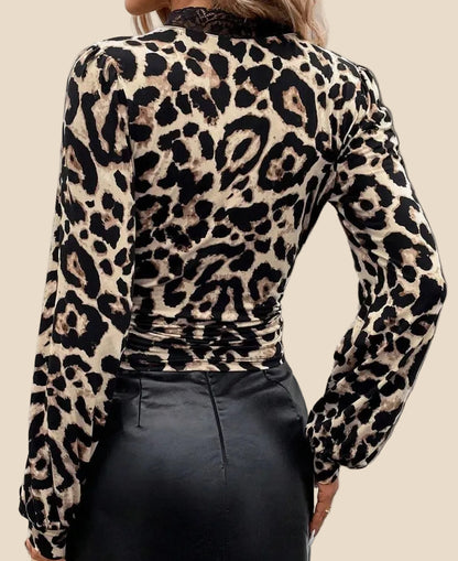 Damen Bluse mit Leopardenmuster, schwarzer Spitze am tiefen V-Ausschnitt und langen Ärmeln