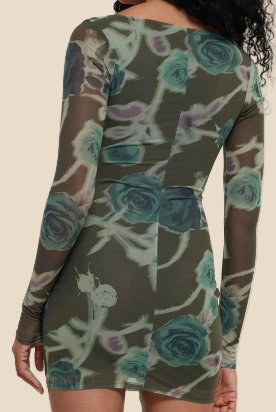Detailansicht des Cut-Outs mit Ringelement am Damen Minikleid