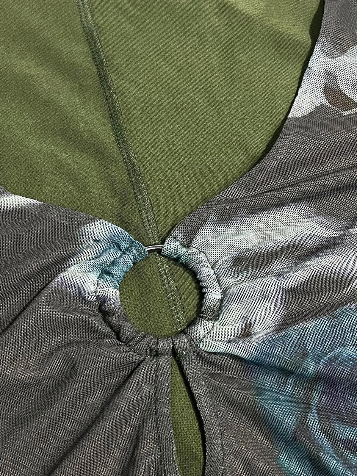 Detailansicht des Cut-Outs mit Ringelement am Damen Minikleid