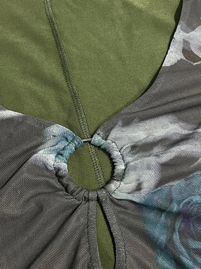 Detailansicht des Cut-Outs mit Ringelement am Damen Minikleid