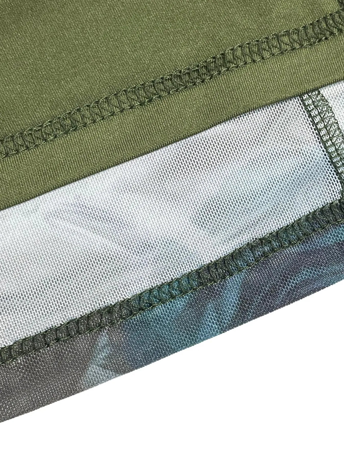Nahaufnahme des transparenten Mesh-Materials am Damen Minikleid
