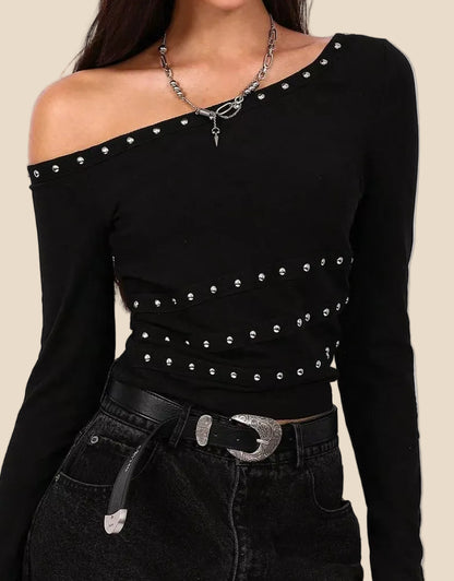 Damen One-Shoulder Langarmshirt mit asymmetrischem Ausschnitt und Nieten in Vorderansicht