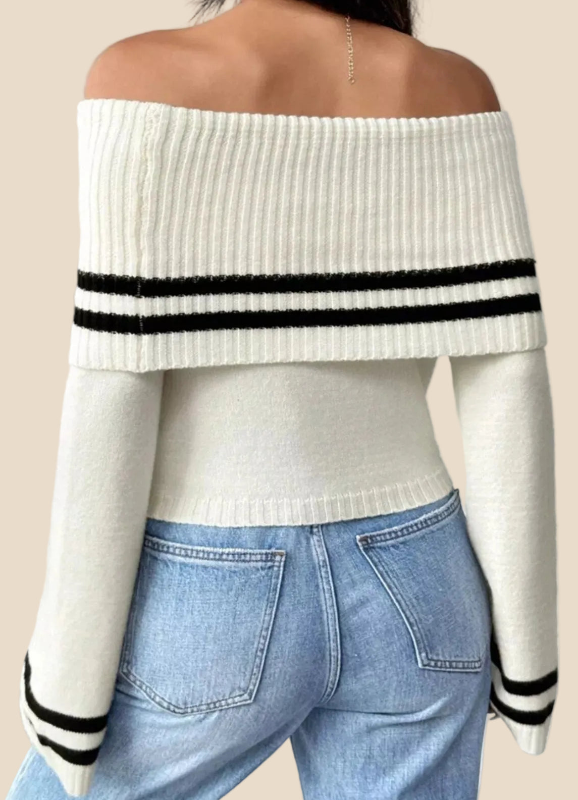 Kurzer schulterfreier Damen Pullover mit Streifen in Vorderansicht