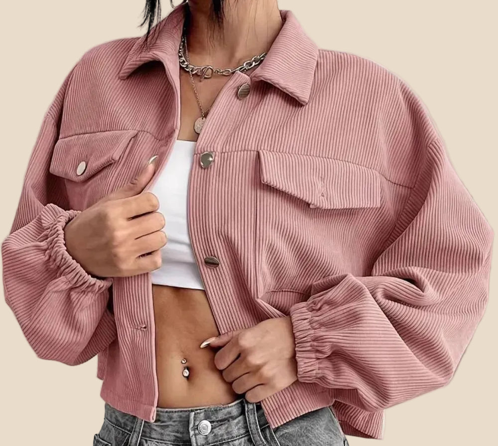 Rosa Damen Cordjacke in kurzer Passform mit Knopfleiste, Brusttaschen und langen Ärmeln