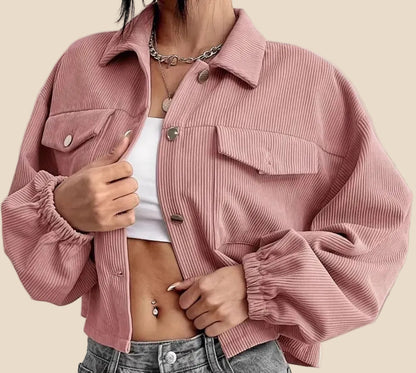 Rosa Damen Cordjacke in kurzer Passform mit Knopfleiste, Brusttaschen und langen Ärmeln