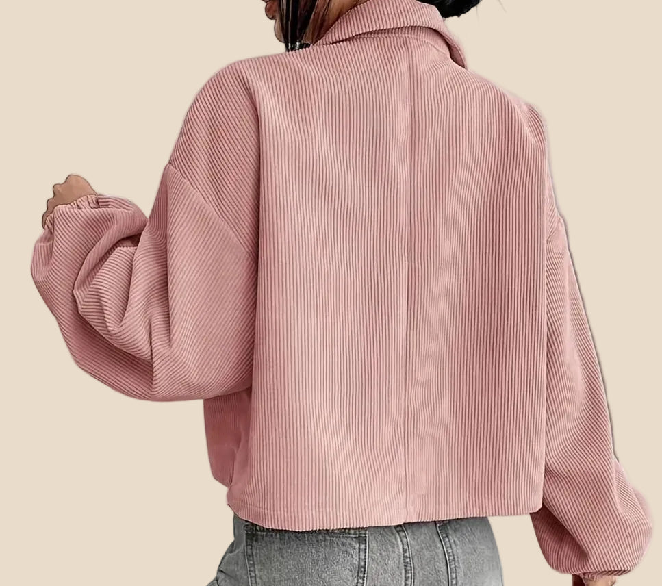 Rosa Damen Cordjacke in kurzer Passform mit Knopfleiste, Brusttaschen und langen Ärmeln