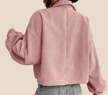 Rosa Damen Cordjacke in kurzer Passform mit Knopfleiste, Brusttaschen und langen Ärmeln