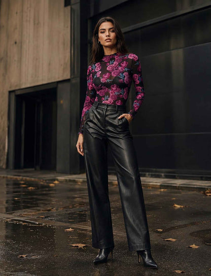 Damen Herbst Outfit mit schwarzem Mesh Top mit pinkem Rosenmuster, schwarzer Lederhose und Stiefeletten im modernen Rebel Style