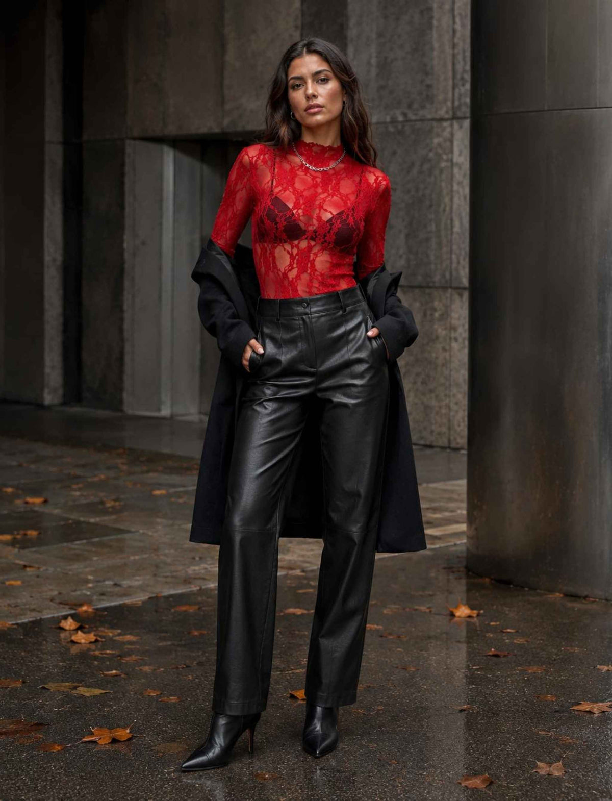 Damen Rebel Herbst Outfit mit rotem transparentem Spitzentop, schwarzer Lederhose, schwarzem Mantel und Stiefeletten