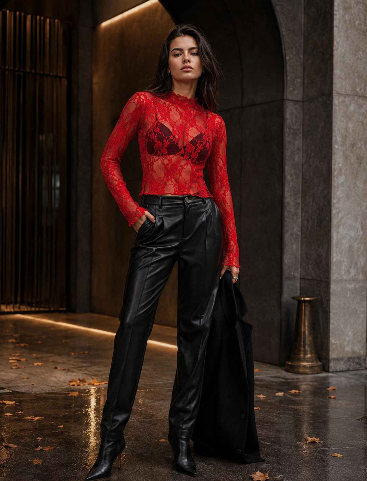 Damen Rebel Herbst Outfit mit rotem transparentem Spitzentop, schwarzer Lederhose und schwarzen Stiefeletten