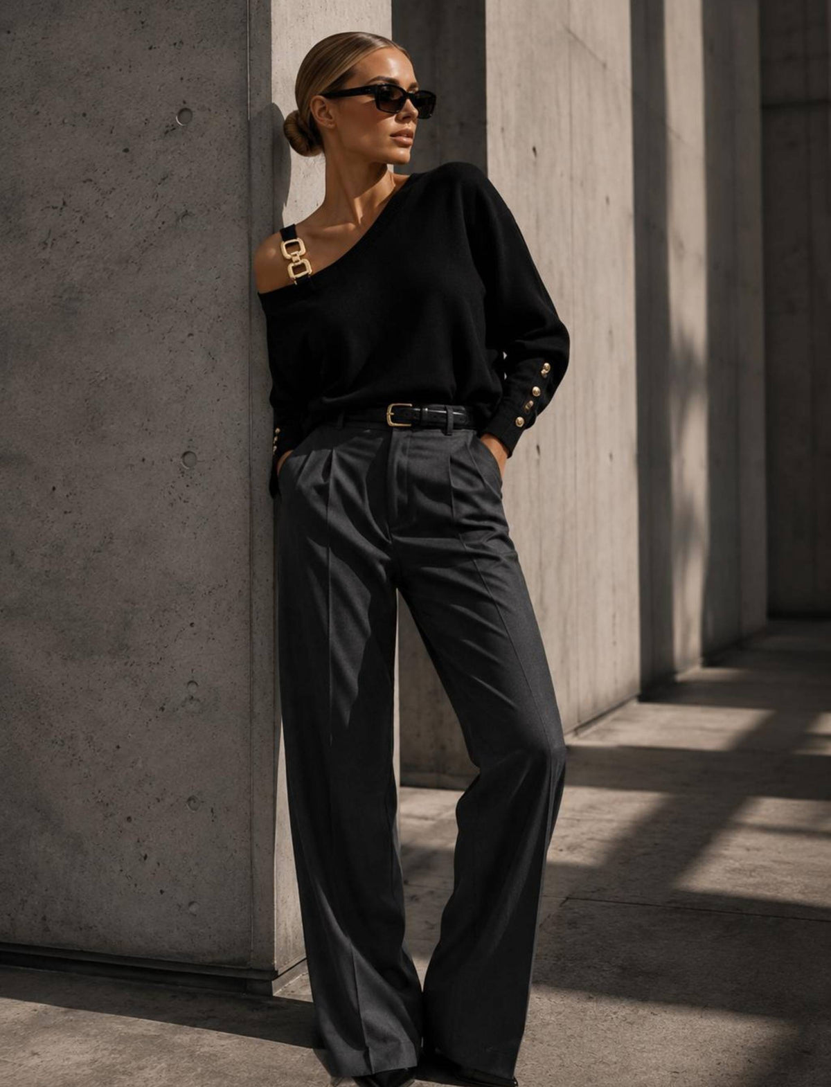 Damen Rebel Herbst Outfit mit schwarzem One Shoulder Pullover mit goldenen Details und schwarzer Wide Leg Hose