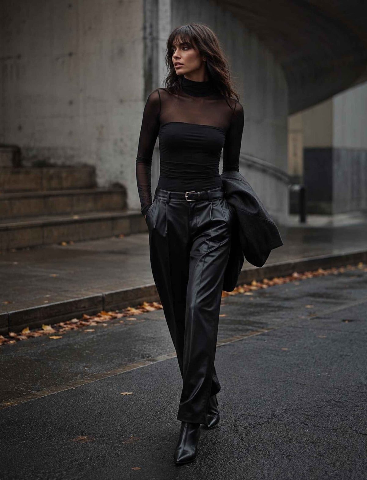 Damen Rebel Herbst Outfit mit schwarzem transparentem Mesh Top, schwarzer Lederhose und schwarzen Stiefeletten