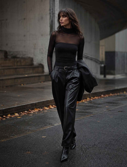 Damen Rebel Herbst Outfit mit schwarzem transparentem Mesh Top, schwarzer Lederhose und schwarzen Stiefeletten