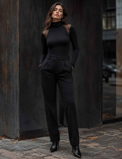 Damen Rebel Herbst Outfit mit schwarzem Rollkragen Top mit transparenten Mesh Einsätzen, schwarzer Hose und schwarzen Stiefeletten