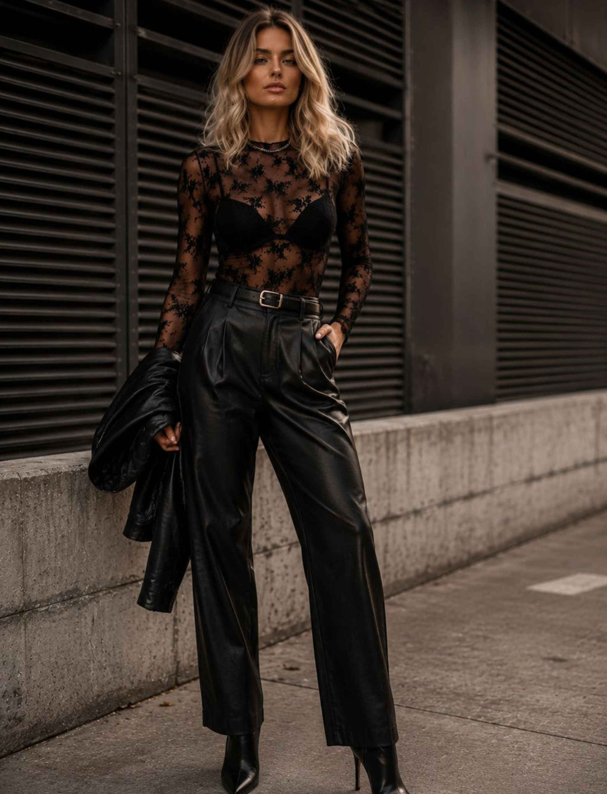 Damen Herbst Outfit mit schwarzem transparentem Spitzentop, schwarzer Lederhose und Stiefeletten im modernen Rebel Style