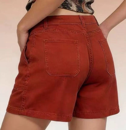 Nahansicht der Damen Shorts mit hohem Bund, Gürtelschlaufen und Taschen