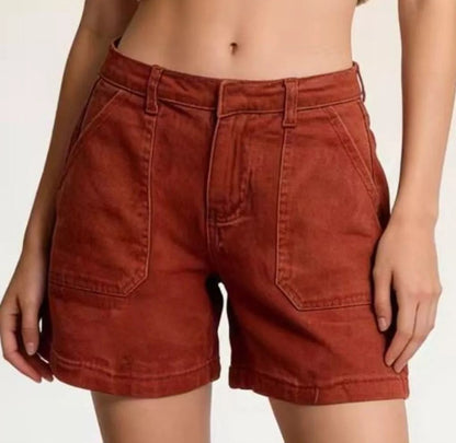 Damen Shorts mit Gürtelschlaufen, Taschen und Knopfverschluss in naher Vorderansicht