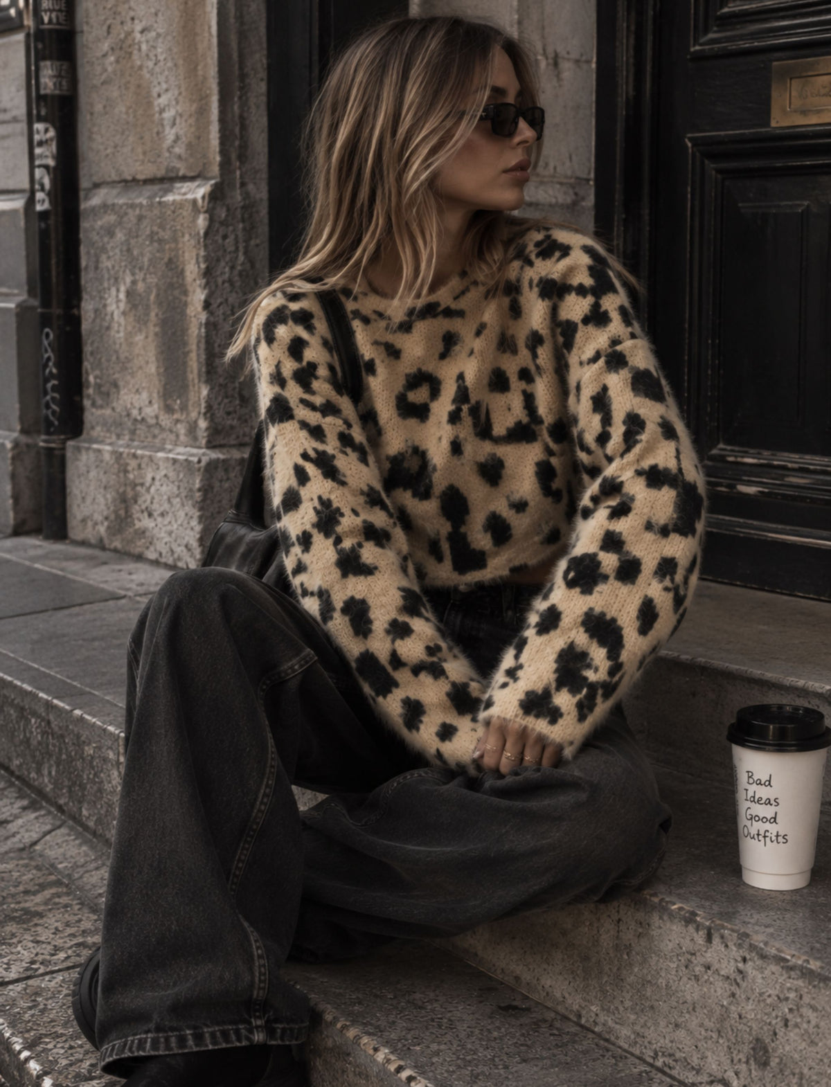 Damen Strickpullover mit Leopardenmuster und langen Ärmeln in sitzender Trageansicht